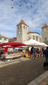 Photo de la place de Lauzerte, commune de la comcom PSQ, un jour de marché dans le Tarn-et-Garonne 82