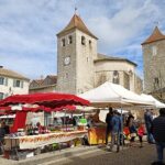 Photo de la place de Lauzerte, commune de la comcom PSQ, un jour de marché dans le Tarn-et-Garonne 82
