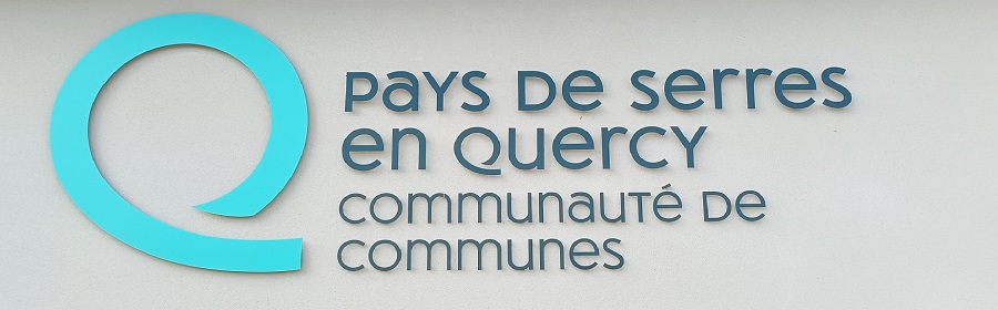Devanture du bâtiment de la communauté de communes du Pays de Serres en Quercy, avec le logo Cdc PSQ au mur à Montaigu de Quercy