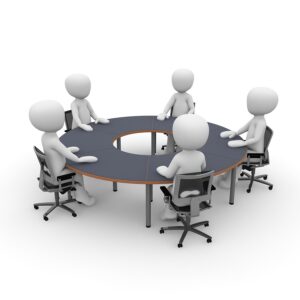 Image simplifier d’une réunion avec cinq personnes autour d’une table ronde